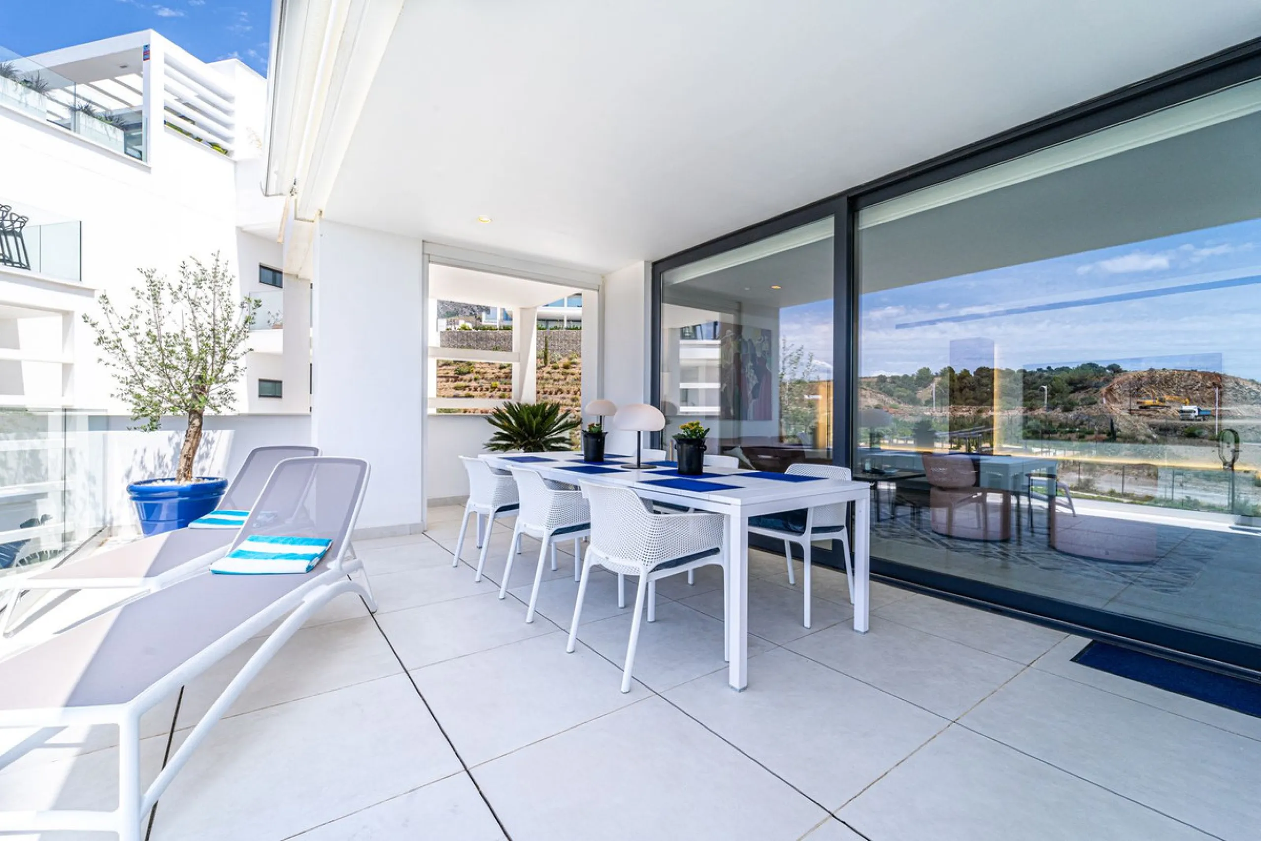 Luxury west facing apartment, in the exclusive urbanization of Higuerón West, with 3 bedrooms, 2 bathrooms, spacious living-dining room, open plan kitchen fully furnished and equipped with electricial appliances from Bosch including american fridge/freeze
