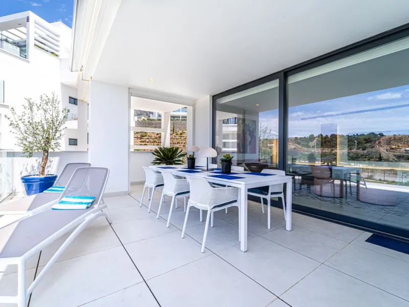 Luxury west facing apartment, in the exclusive urbanization of Higuerón West, with 3 bedrooms, 2 bathrooms, spacious living-dining room, open plan kitchen fully furnished and equipped with electricial appliances from Bosch including american fridge/freeze