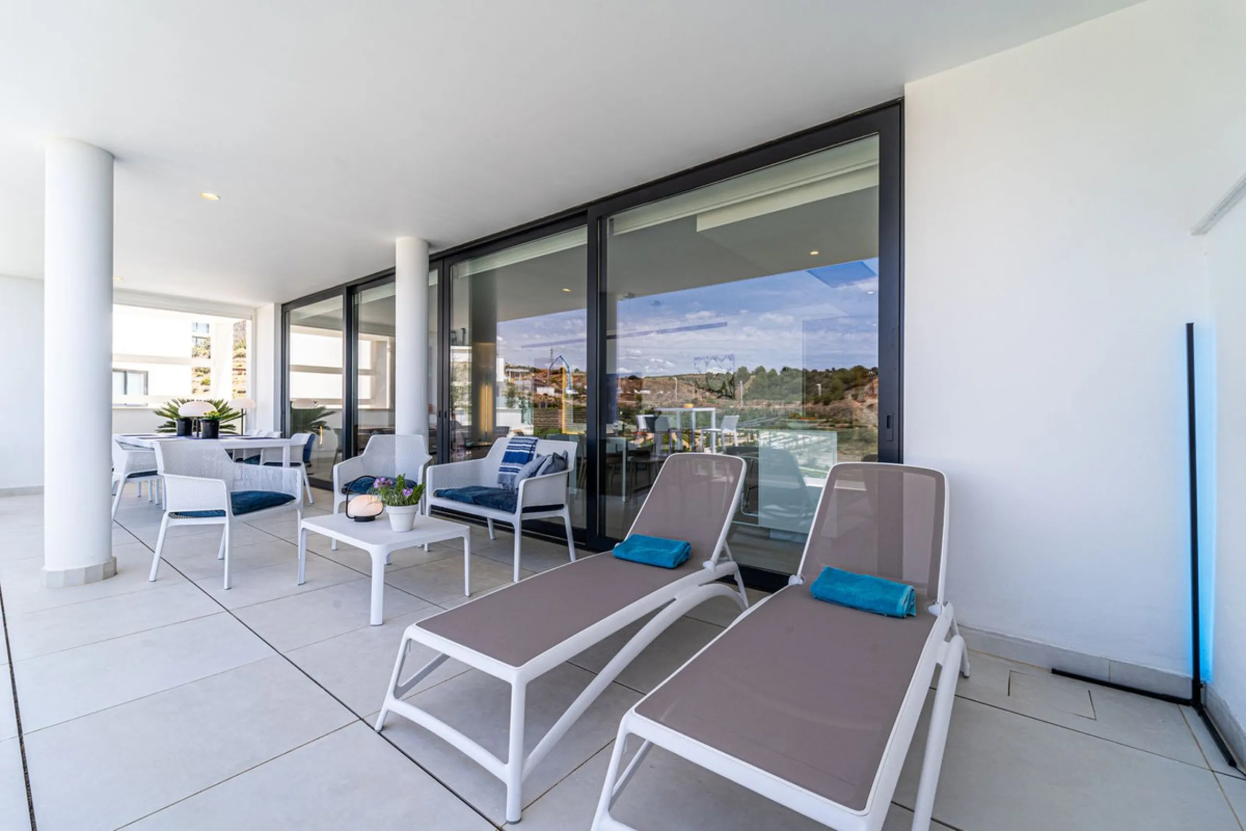 Luxury west facing apartment, in the exclusive urbanization of Higuerón West, with 3 bedrooms, 2 bathrooms, spacious living-dining room, open plan kitchen fully furnished and equipped with electricial appliances from Bosch including american fridge/freeze