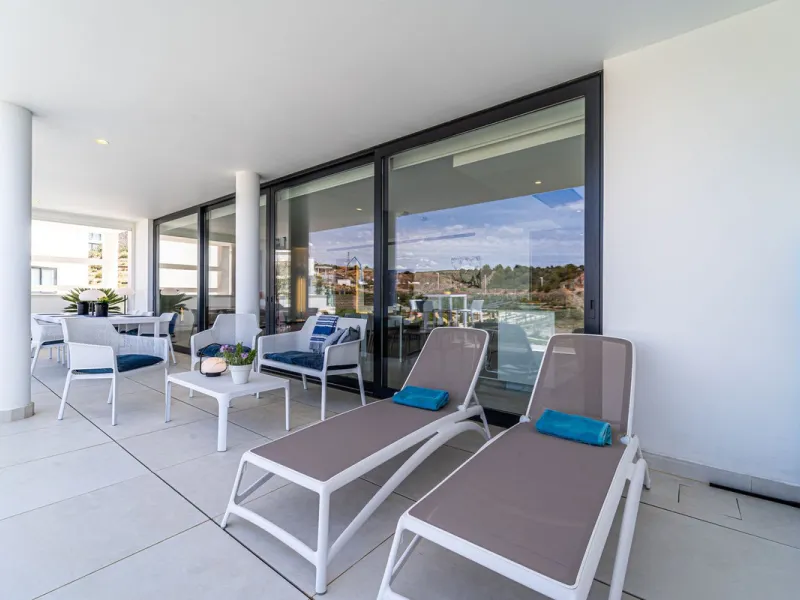 Luxury west facing apartment, in the exclusive urbanization of Higuerón West, with 3 bedrooms, 2 bathrooms, spacious living-dining room, open plan kitchen fully furnished and equipped with electricial appliances from Bosch including american fridge/freeze