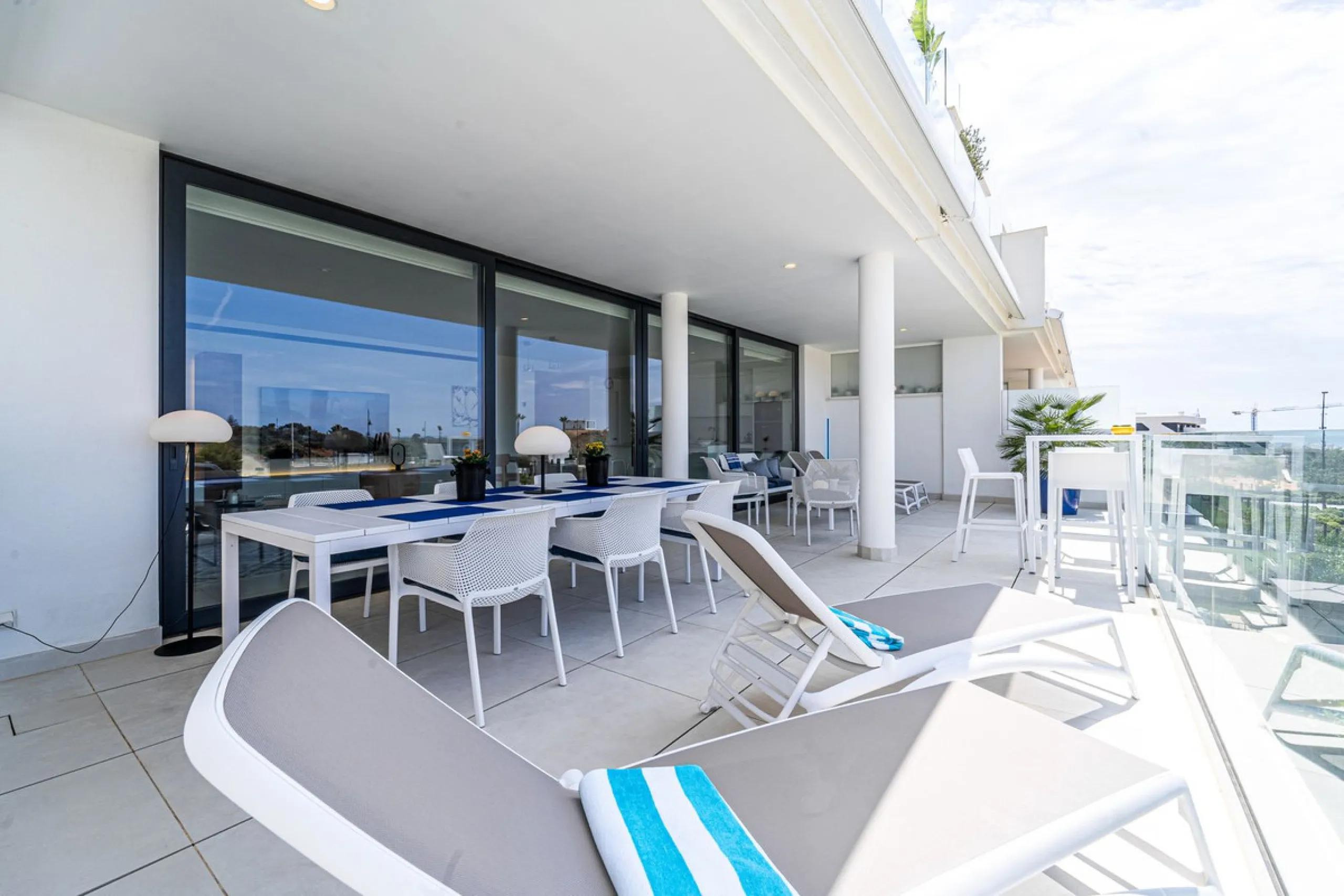 Luxury west facing apartment, in the exclusive urbanization of Higuerón West, with 3 bedrooms, 2 bathrooms, spacious living-dining room, open plan kitchen fully furnished and equipped with electricial appliances from Bosch including american fridge/freeze