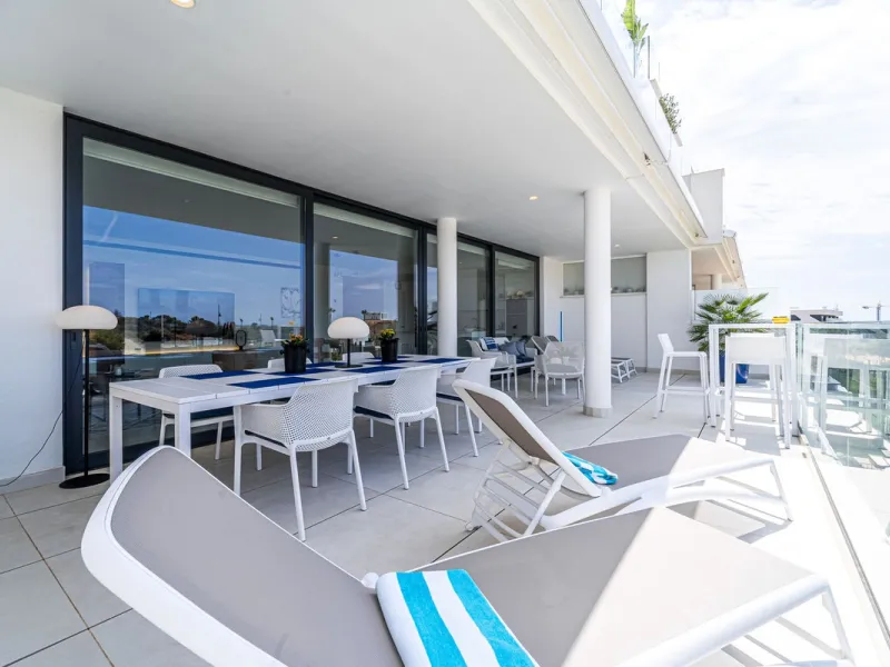 Luxury west facing apartment, in the exclusive urbanization of Higuerón West, with 3 bedrooms, 2 bathrooms, spacious living-dining room, open plan kitchen fully furnished and equipped with electricial appliances from Bosch including american fridge/freeze