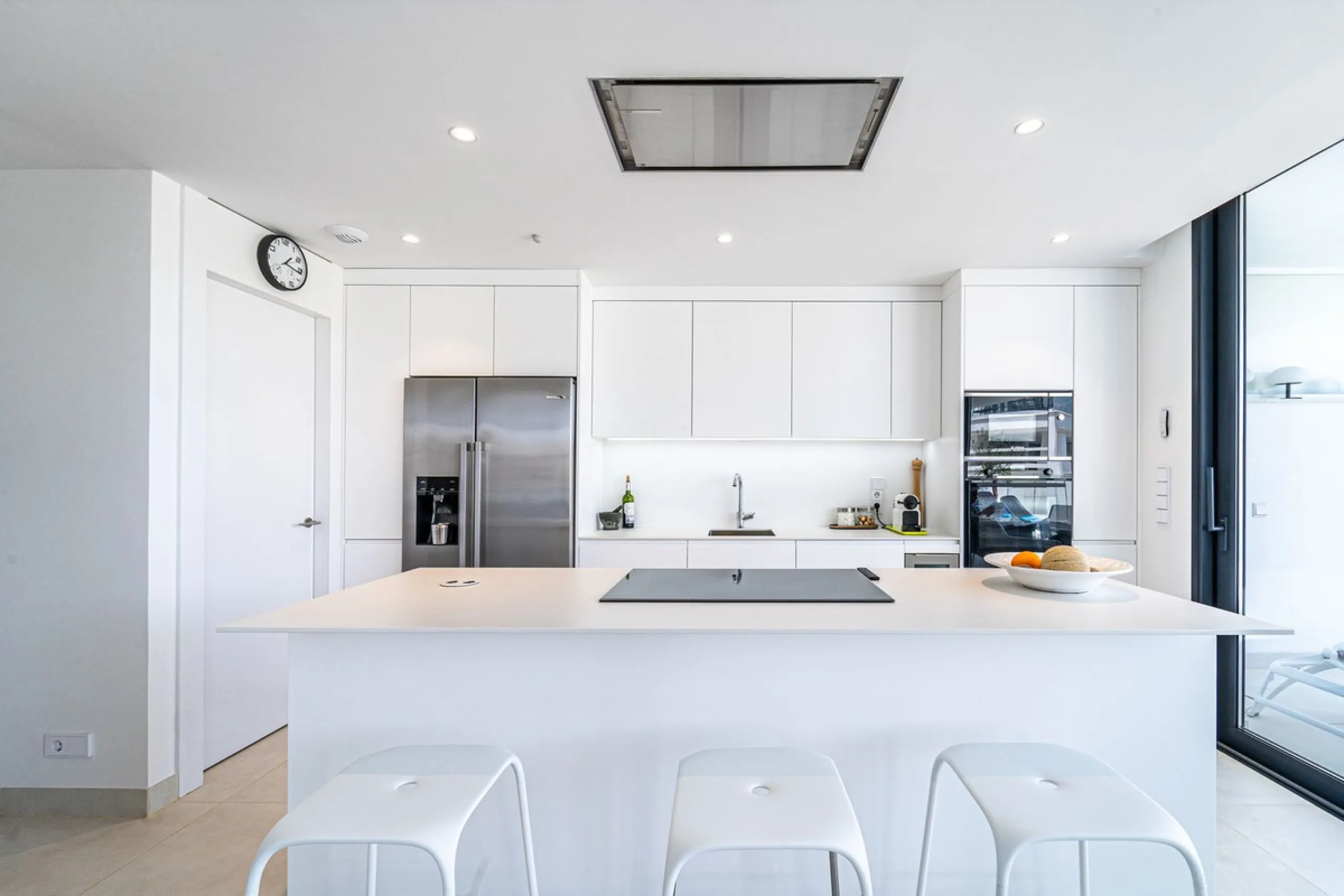 Luxury west facing apartment, in the exclusive urbanization of Higuerón West, with 3 bedrooms, 2 bathrooms, spacious living-dining room, open plan kitchen fully furnished and equipped with electricial appliances from Bosch including american fridge/freeze