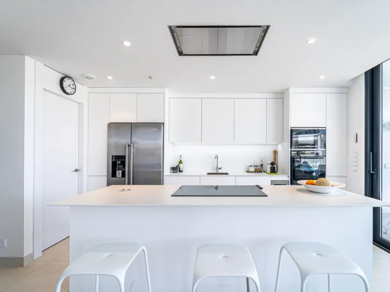 Luxury west facing apartment, in the exclusive urbanization of Higuerón West, with 3 bedrooms, 2 bathrooms, spacious living-dining room, open plan kitchen fully furnished and equipped with electricial appliances from Bosch including american fridge/freeze