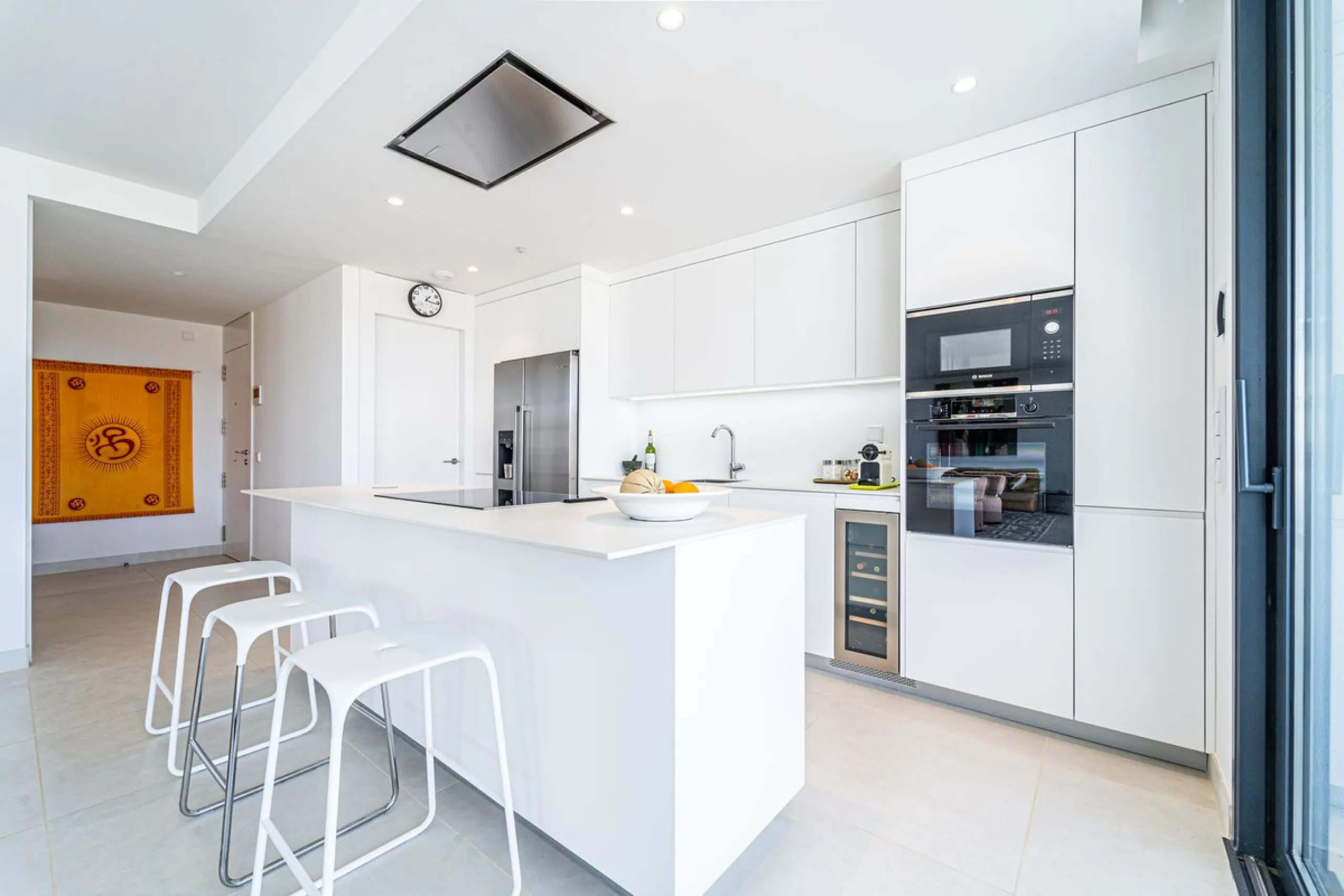 Luxury west facing apartment, in the exclusive urbanization of Higuerón West, with 3 bedrooms, 2 bathrooms, spacious living-dining room, open plan kitchen fully furnished and equipped with electricial appliances from Bosch including american fridge/freeze