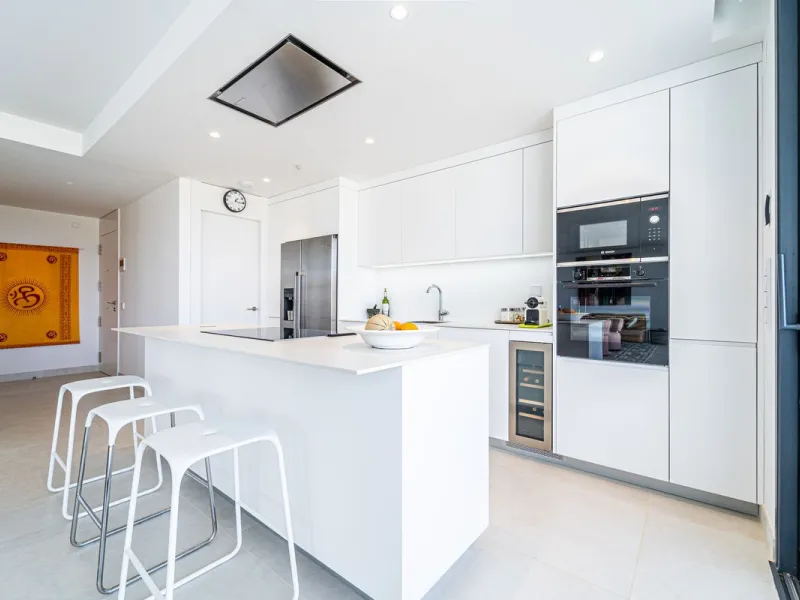 Luxury west facing apartment, in the exclusive urbanization of Higuerón West, with 3 bedrooms, 2 bathrooms, spacious living-dining room, open plan kitchen fully furnished and equipped with electricial appliances from Bosch including american fridge/freeze