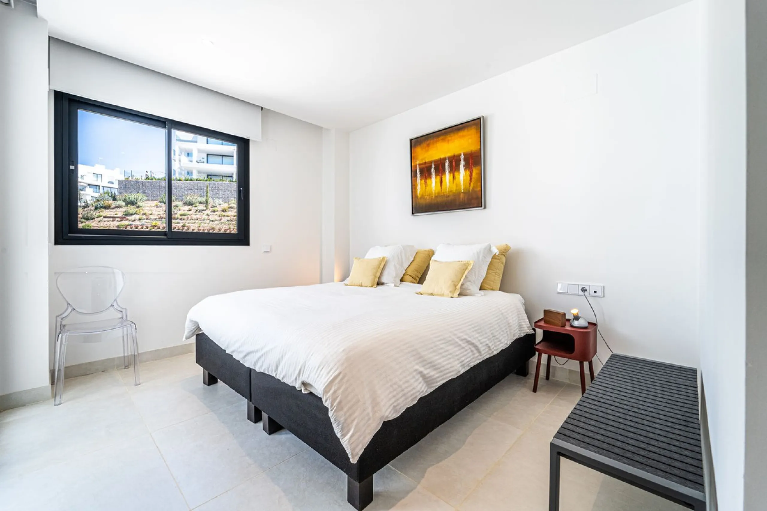 Luxury west facing apartment, in the exclusive urbanization of Higuerón West, with 3 bedrooms, 2 bathrooms, spacious living-dining room, open plan kitchen fully furnished and equipped with electricial appliances from Bosch including american fridge/freeze