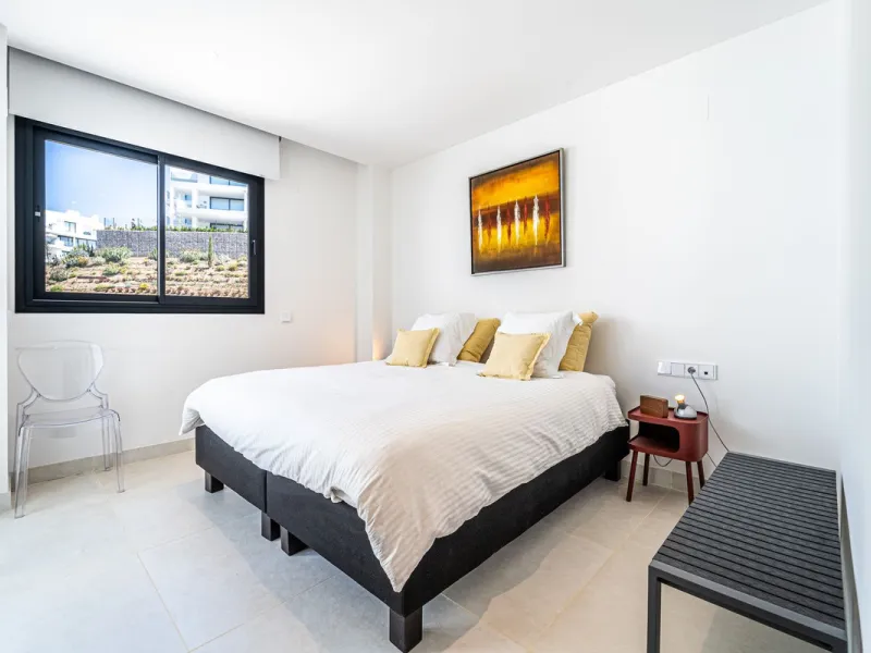 Luxury west facing apartment, in the exclusive urbanization of Higuerón West, with 3 bedrooms, 2 bathrooms, spacious living-dining room, open plan kitchen fully furnished and equipped with electricial appliances from Bosch including american fridge/freeze
