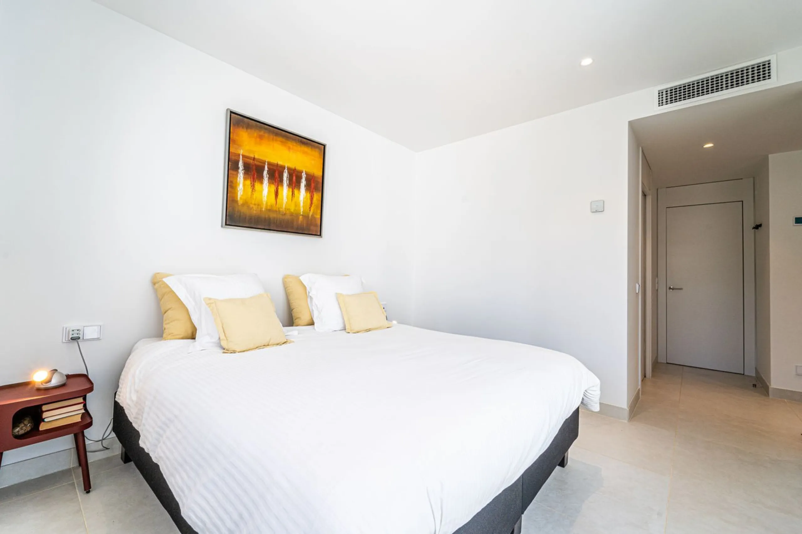 Luxury west facing apartment, in the exclusive urbanization of Higuerón West, with 3 bedrooms, 2 bathrooms, spacious living-dining room, open plan kitchen fully furnished and equipped with electricial appliances from Bosch including american fridge/freeze