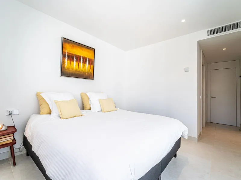 Luxury west facing apartment, in the exclusive urbanization of Higuerón West, with 3 bedrooms, 2 bathrooms, spacious living-dining room, open plan kitchen fully furnished and equipped with electricial appliances from Bosch including american fridge/freeze