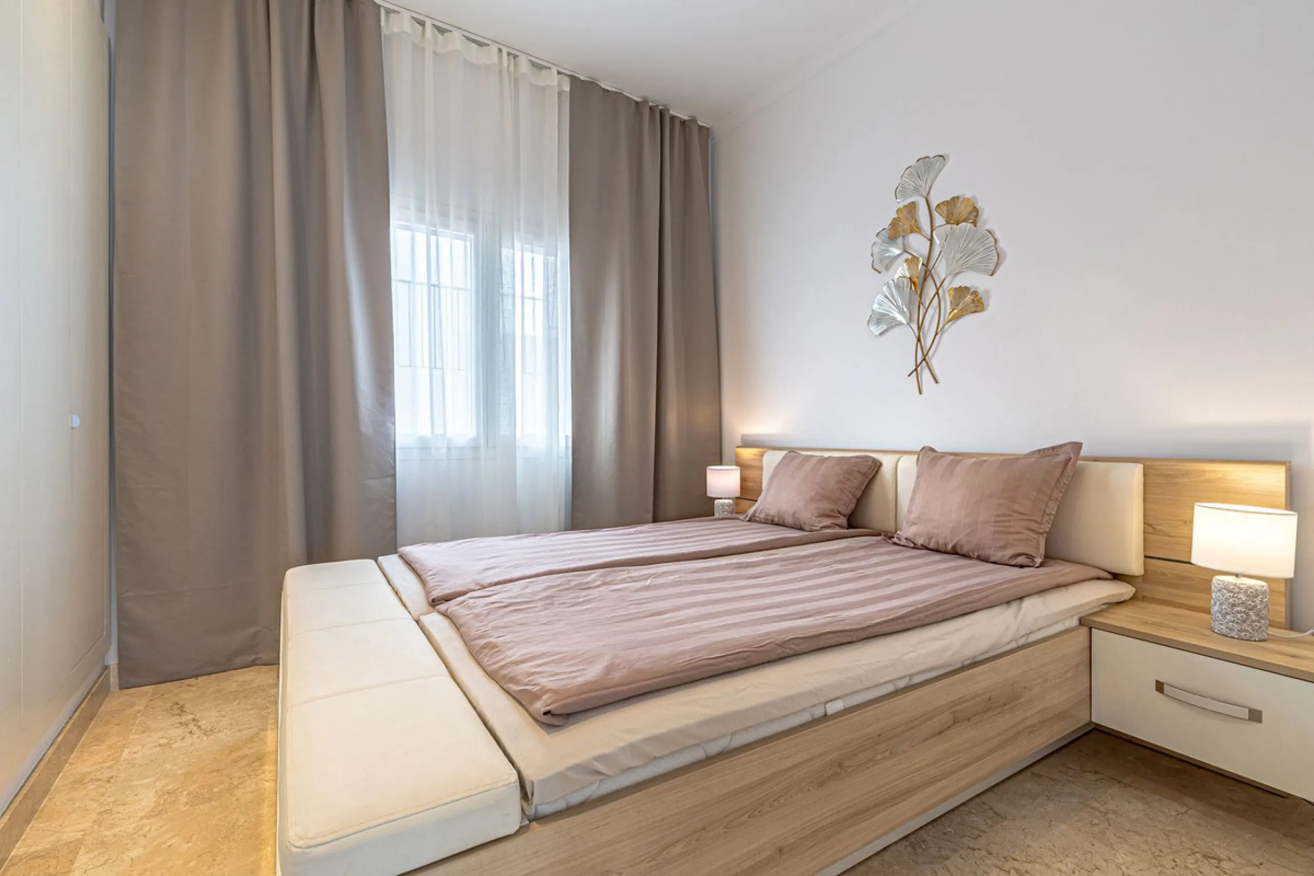 Welcome to this modern and stylish home in the popular Paraiso Pueblo in Benahavís. Here you are greeted by a bright residence with an open-plan layout where the kitchen and living room blend harmoniously together. The kitchen is tastefully designed with 