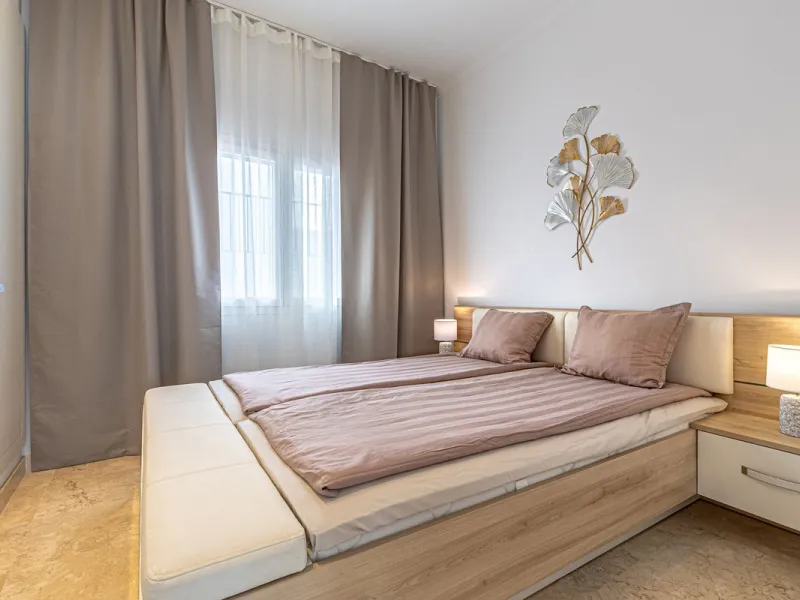 Welcome to this modern and stylish home in the popular Paraiso Pueblo in Benahavís. Here you are greeted by a bright residence with an open-plan layout where the kitchen and living room blend harmoniously together. The kitchen is tastefully designed with 