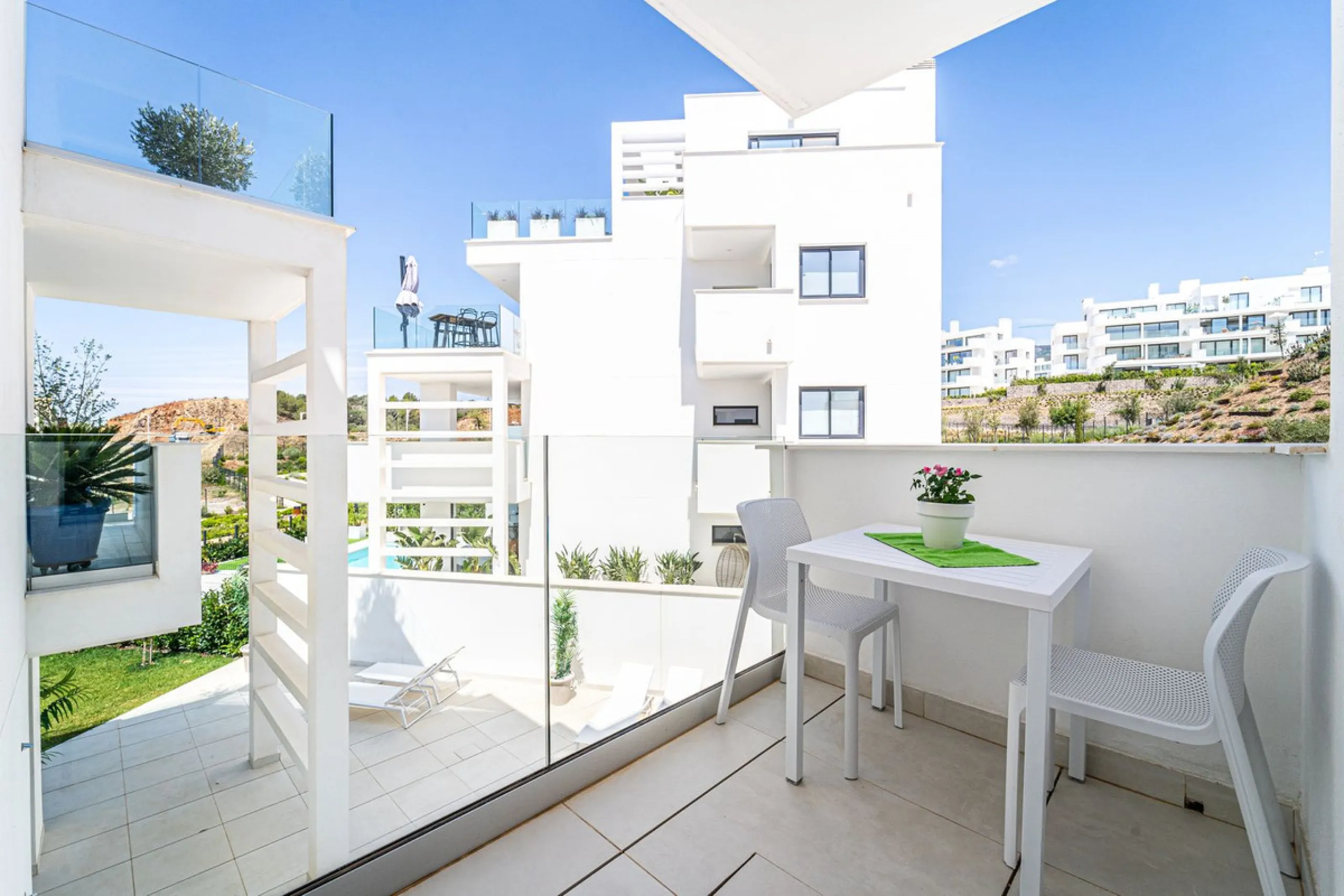 Luxury west facing apartment, in the exclusive urbanization of Higuerón West, with 3 bedrooms, 2 bathrooms, spacious living-dining room, open plan kitchen fully furnished and equipped with electricial appliances from Bosch including american fridge/freeze