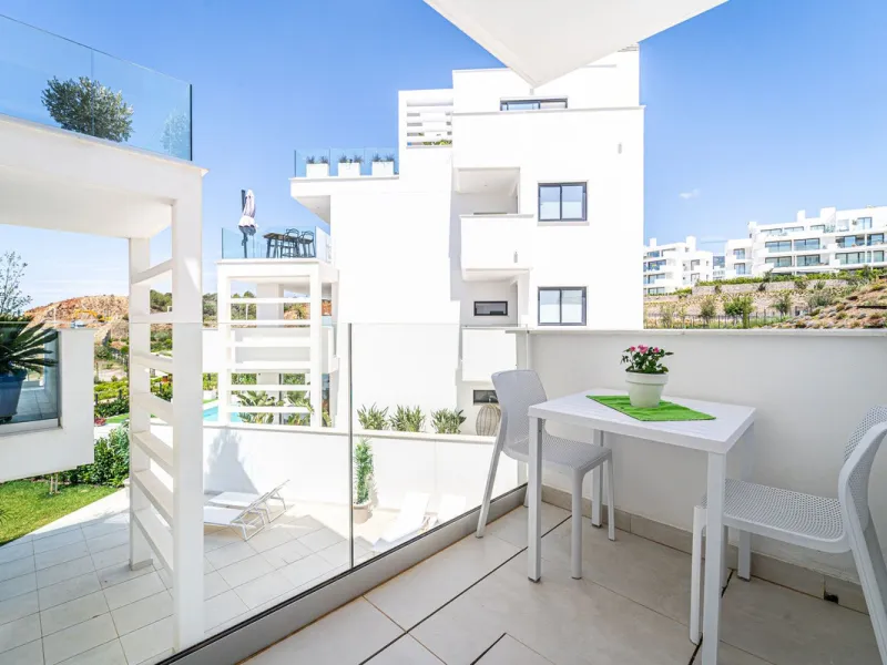 Luxury west facing apartment, in the exclusive urbanization of Higuerón West, with 3 bedrooms, 2 bathrooms, spacious living-dining room, open plan kitchen fully furnished and equipped with electricial appliances from Bosch including american fridge/freeze