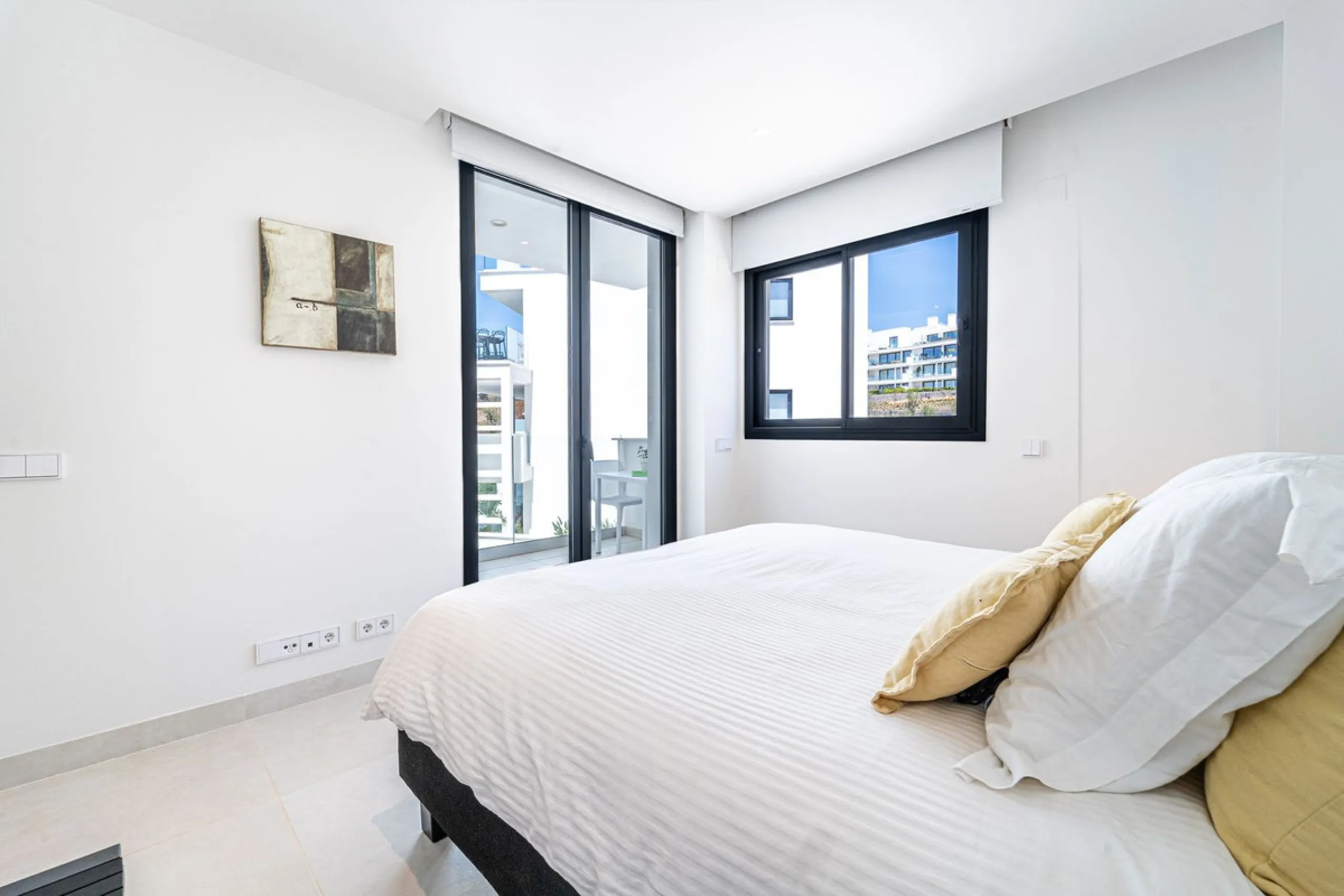 Luxury west facing apartment, in the exclusive urbanization of Higuerón West, with 3 bedrooms, 2 bathrooms, spacious living-dining room, open plan kitchen fully furnished and equipped with electricial appliances from Bosch including american fridge/freeze