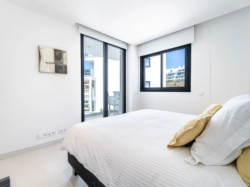 Luxury west facing apartment, in the exclusive urbanization of Higuerón West, with 3 bedrooms, 2 bathrooms, spacious living-dining room, open plan kitchen fully furnished and equipped with electricial appliances from Bosch including american fridge/freeze