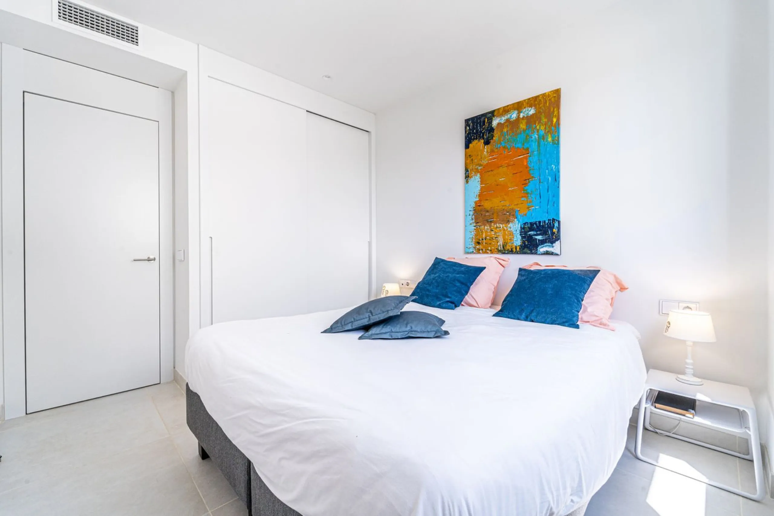 Luxury west facing apartment, in the exclusive urbanization of Higuerón West, with 3 bedrooms, 2 bathrooms, spacious living-dining room, open plan kitchen fully furnished and equipped with electricial appliances from Bosch including american fridge/freeze