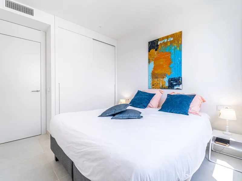 Luxury west facing apartment, in the exclusive urbanization of Higuerón West, with 3 bedrooms, 2 bathrooms, spacious living-dining room, open plan kitchen fully furnished and equipped with electricial appliances from Bosch including american fridge/freeze