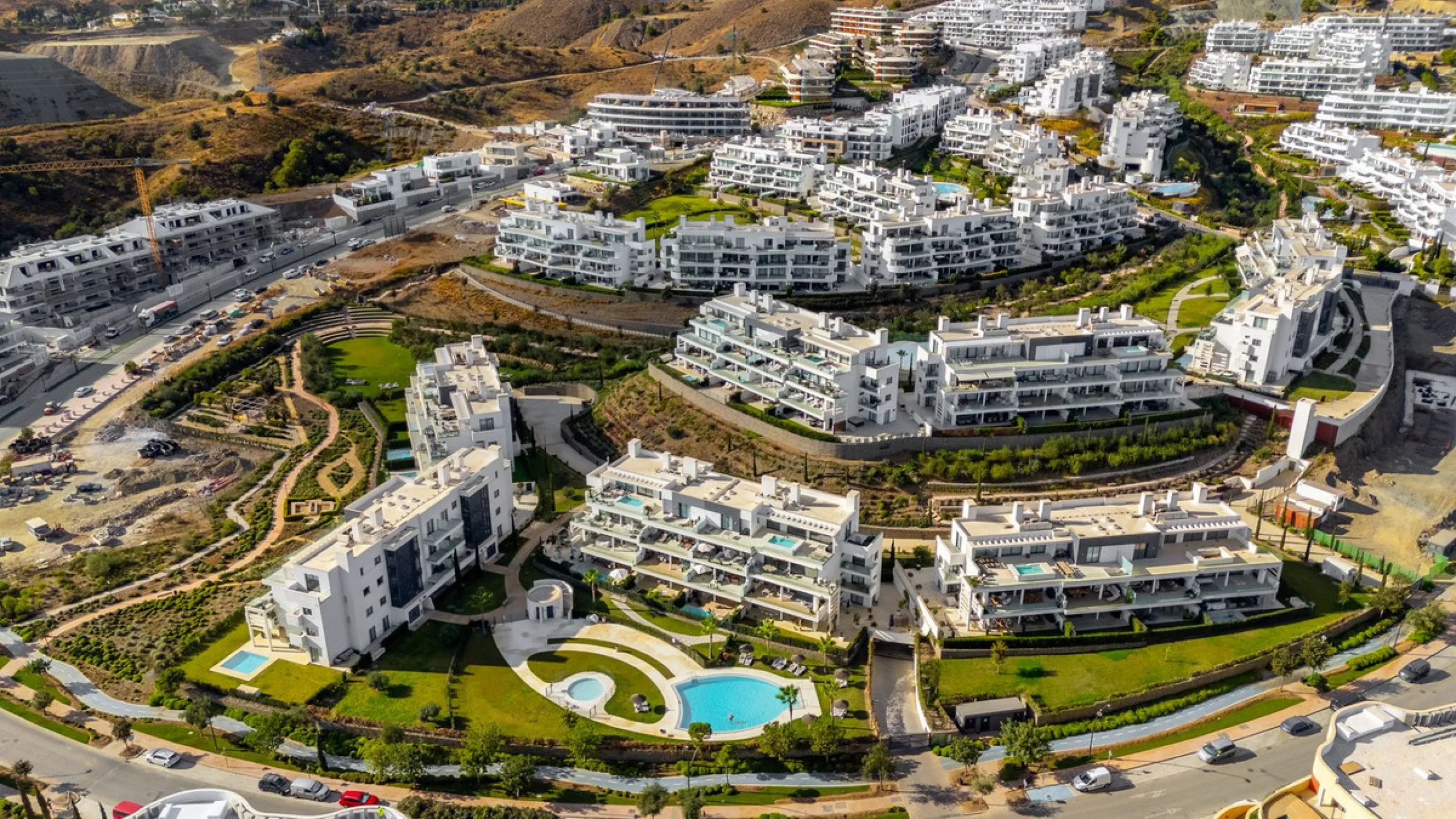 Luxury west facing apartment, in the exclusive urbanization of Higuerón West, with 3 bedrooms, 2 bathrooms, spacious living-dining room, open plan kitchen fully furnished and equipped with electricial appliances from Bosch including american fridge/freeze