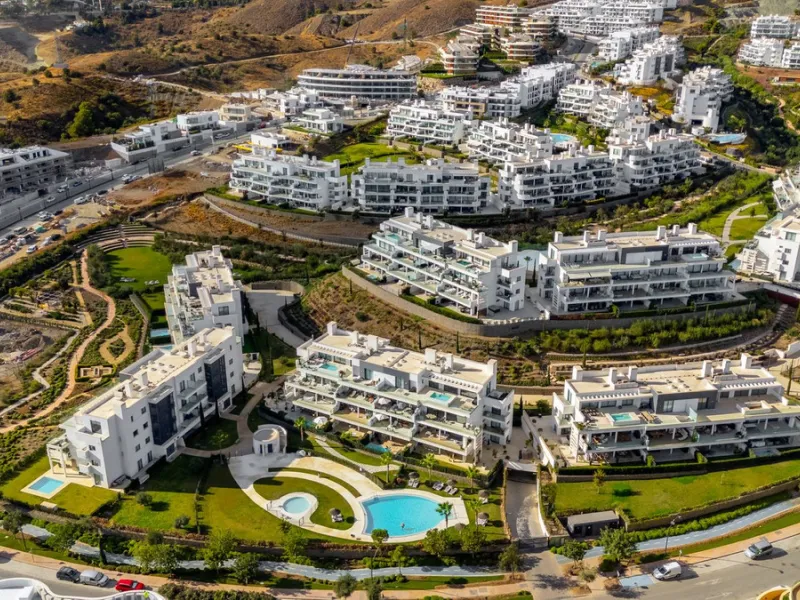 Luxury west facing apartment, in the exclusive urbanization of Higuerón West, with 3 bedrooms, 2 bathrooms, spacious living-dining room, open plan kitchen fully furnished and equipped with electricial appliances from Bosch including american fridge/freeze