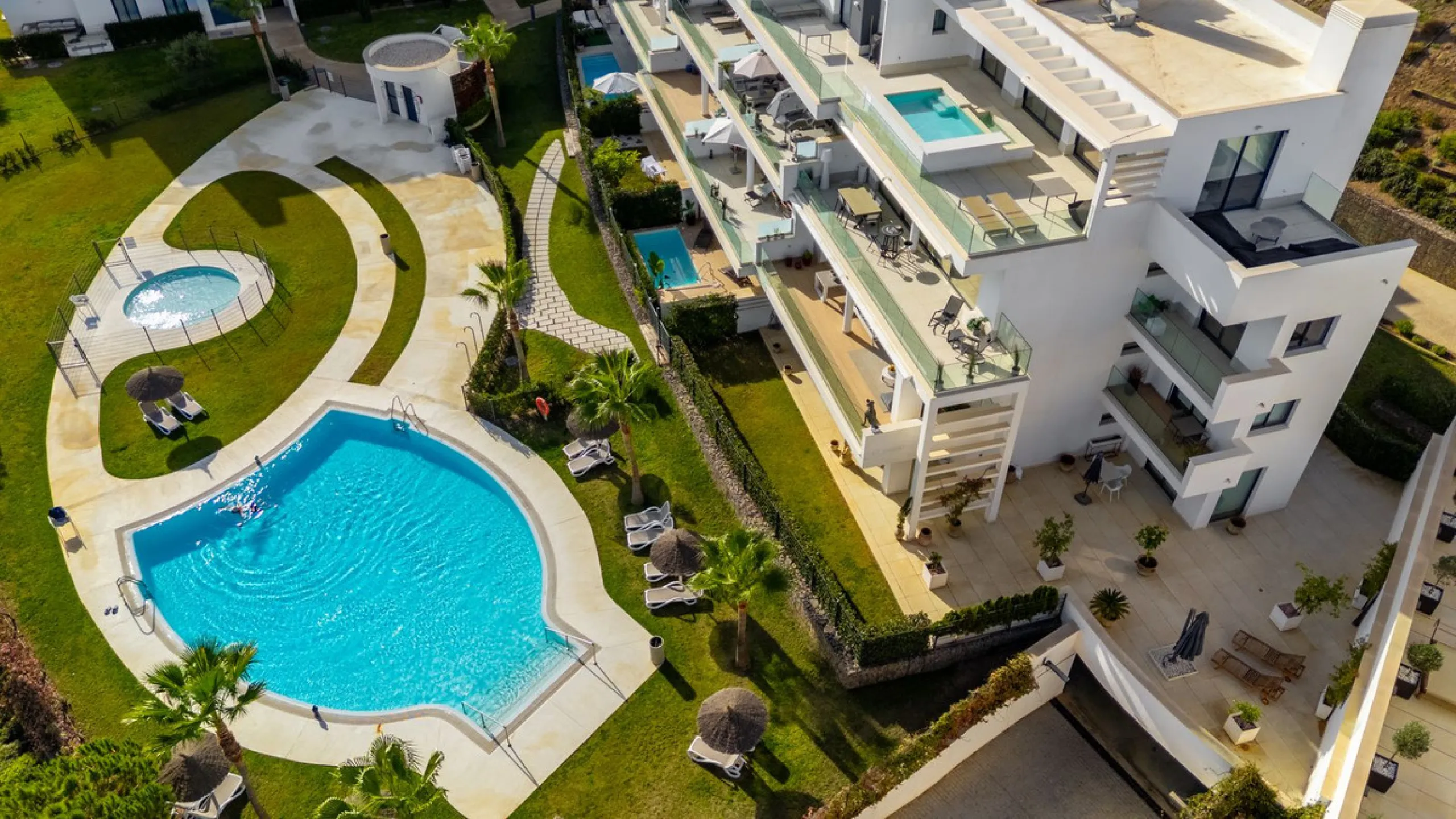 Luxury west facing apartment, in the exclusive urbanization of Higuerón West, with 3 bedrooms, 2 bathrooms, spacious living-dining room, open plan kitchen fully furnished and equipped with electricial appliances from Bosch including american fridge/freeze
