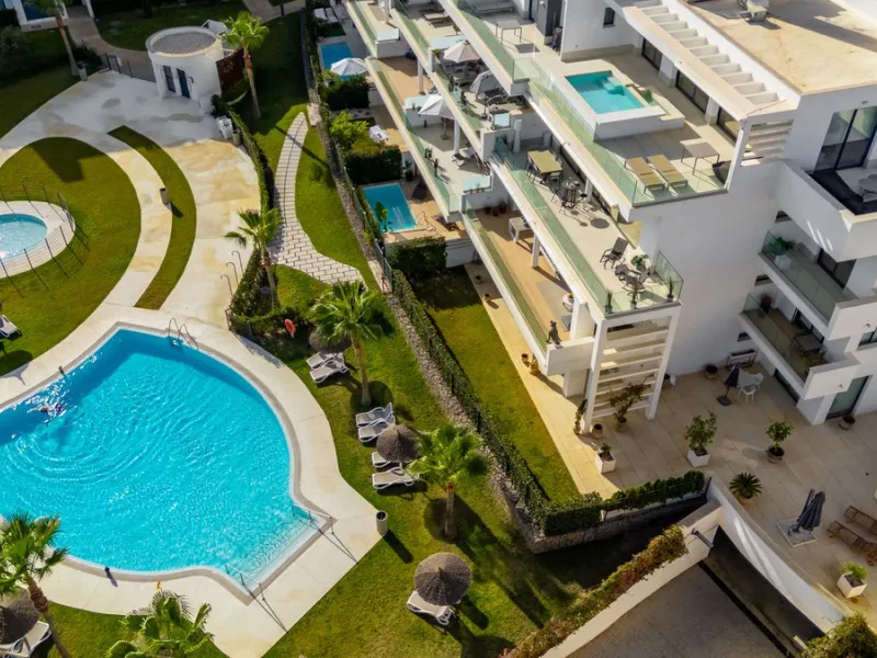 Luxury west facing apartment, in the exclusive urbanization of Higuerón West, with 3 bedrooms, 2 bathrooms, spacious living-dining room, open plan kitchen fully furnished and equipped with electricial appliances from Bosch including american fridge/freeze