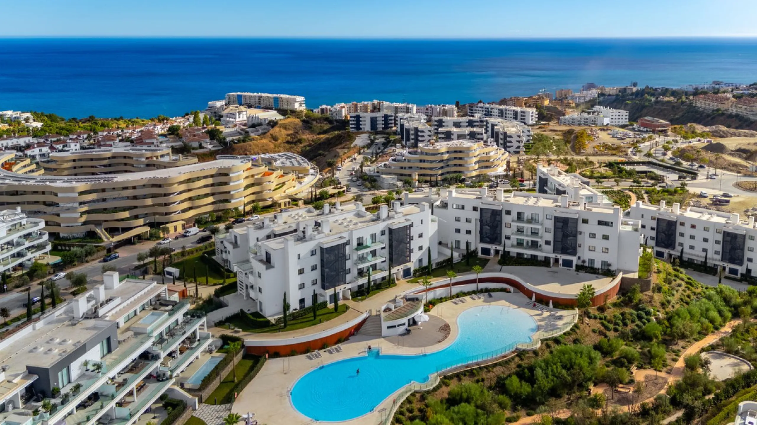 Luxury west facing apartment, in the exclusive urbanization of Higuerón West, with 3 bedrooms, 2 bathrooms, spacious living-dining room, open plan kitchen fully furnished and equipped with electricial appliances from Bosch including american fridge/freeze