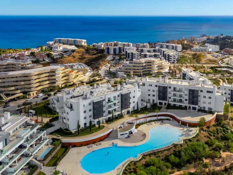 Luxury west facing apartment, in the exclusive urbanization of Higuerón West, with 3 bedrooms, 2 bathrooms, spacious living-dining room, open plan kitchen fully furnished and equipped with electricial appliances from Bosch including american fridge/freeze