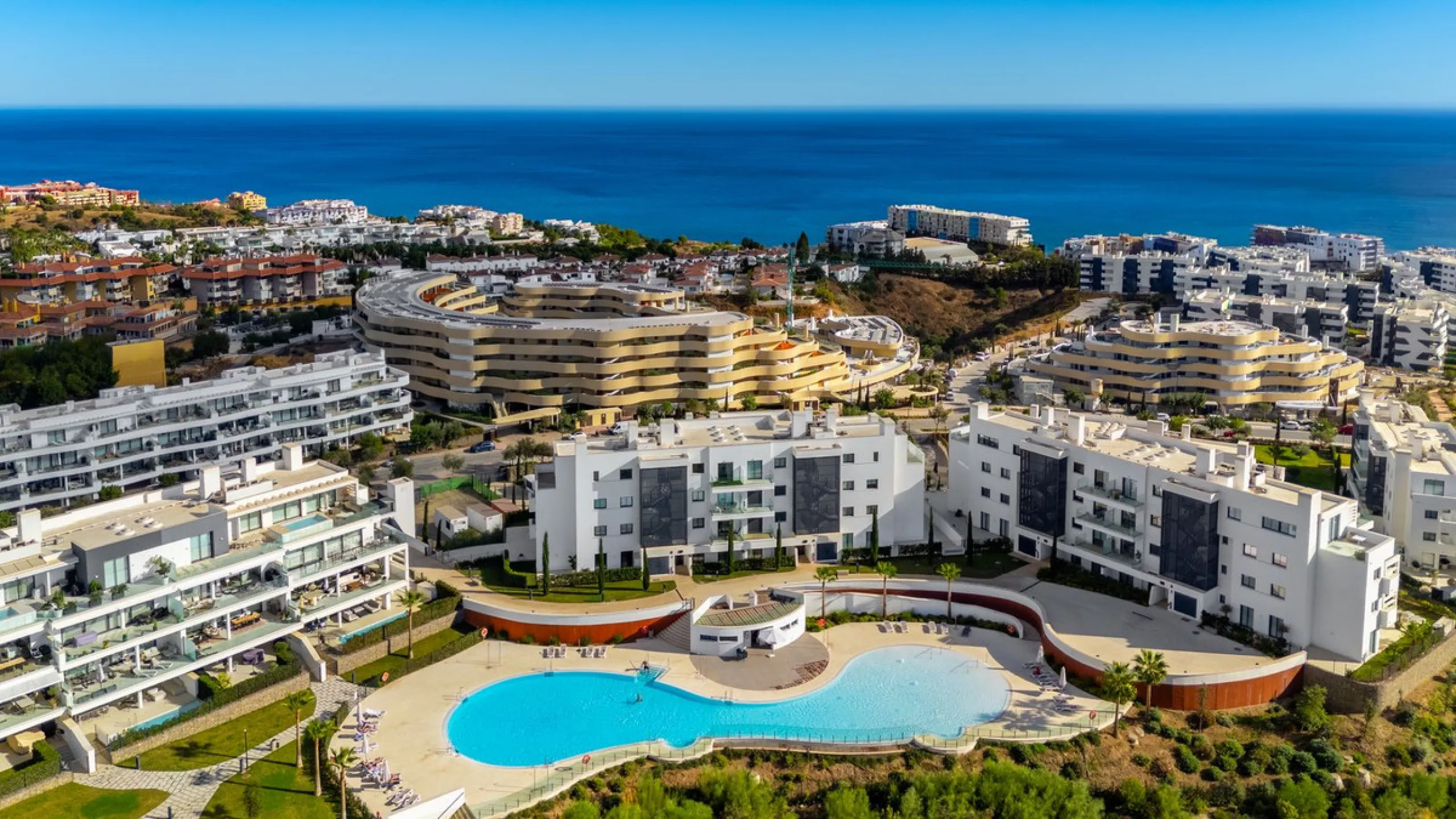 Luxury west facing apartment, in the exclusive urbanization of Higuerón West, with 3 bedrooms, 2 bathrooms, spacious living-dining room, open plan kitchen fully furnished and equipped with electricial appliances from Bosch including american fridge/freeze