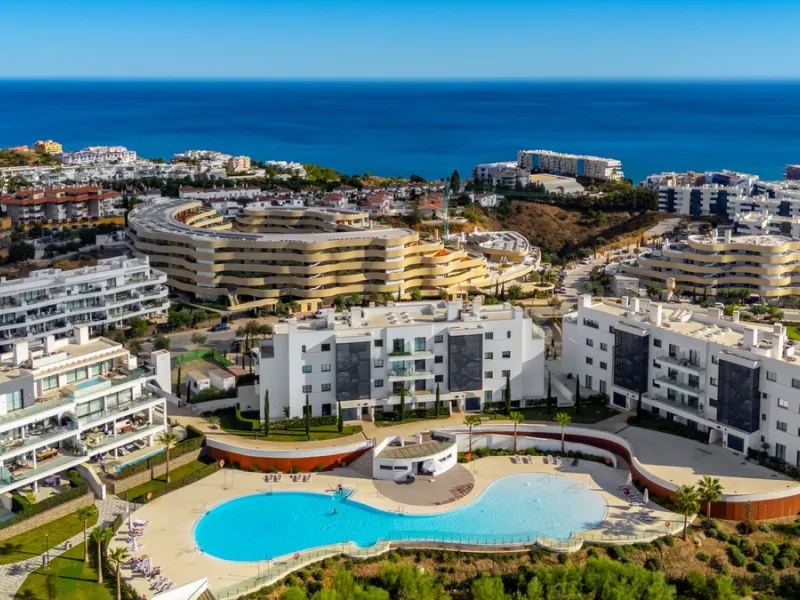 Luxury west facing apartment, in the exclusive urbanization of Higuerón West, with 3 bedrooms, 2 bathrooms, spacious living-dining room, open plan kitchen fully furnished and equipped with electricial appliances from Bosch including american fridge/freeze
