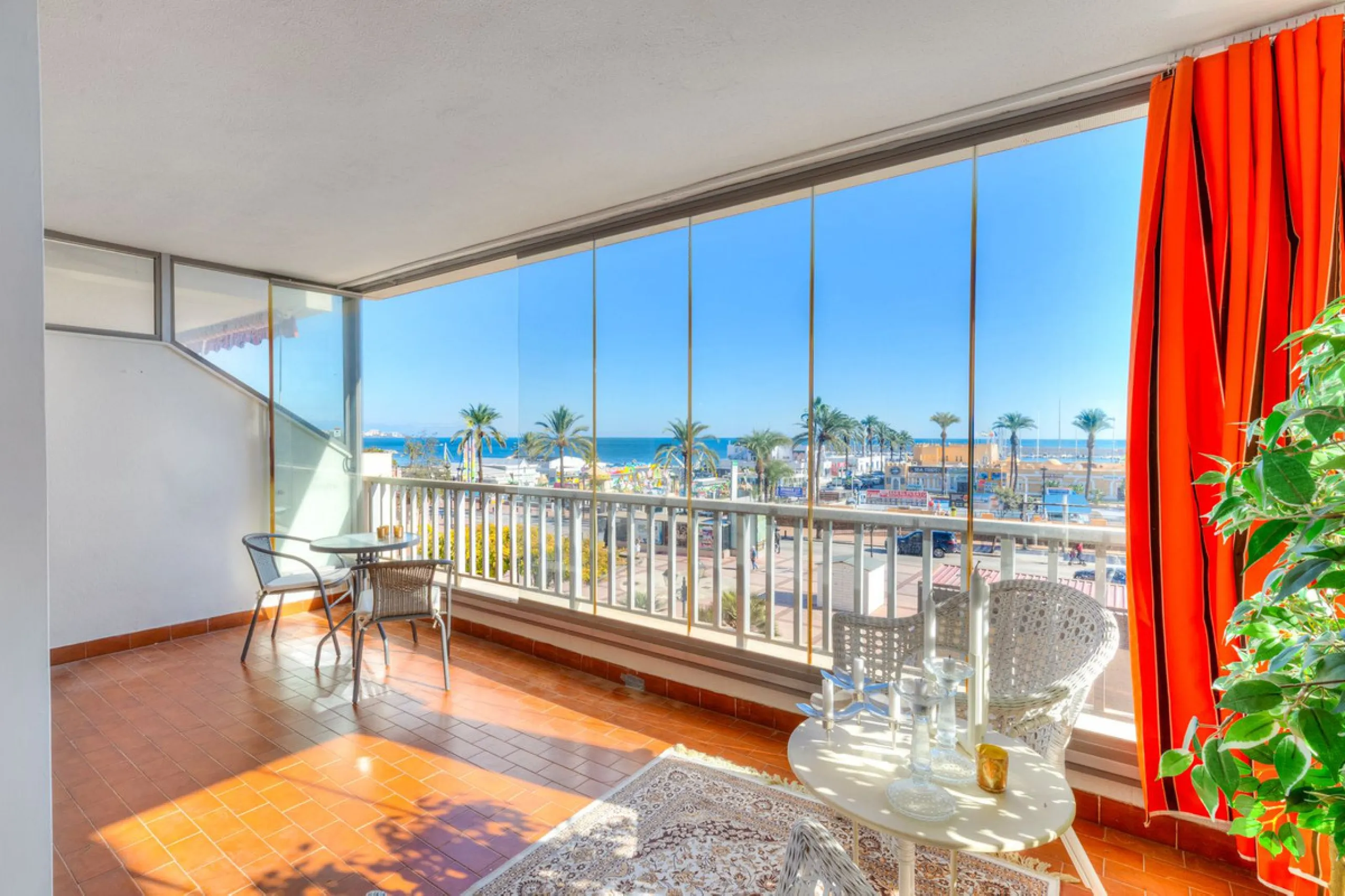 Live in paradise, El Paraiso, is the name of this building on the promenade in Fuengirola. Very central location but still quiet as it is located next to a square and therefore a bit away from the traffic along the promenade.