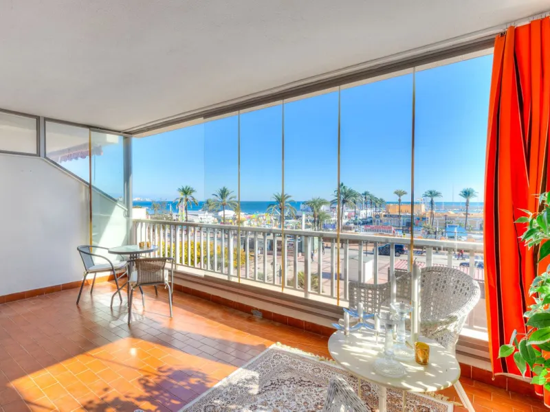 Live in paradise, El Paraiso, is the name of this building on the promenade in Fuengirola. Very central location but still quiet as it is located next to a square and therefore a bit away from the traffic along the promenade.