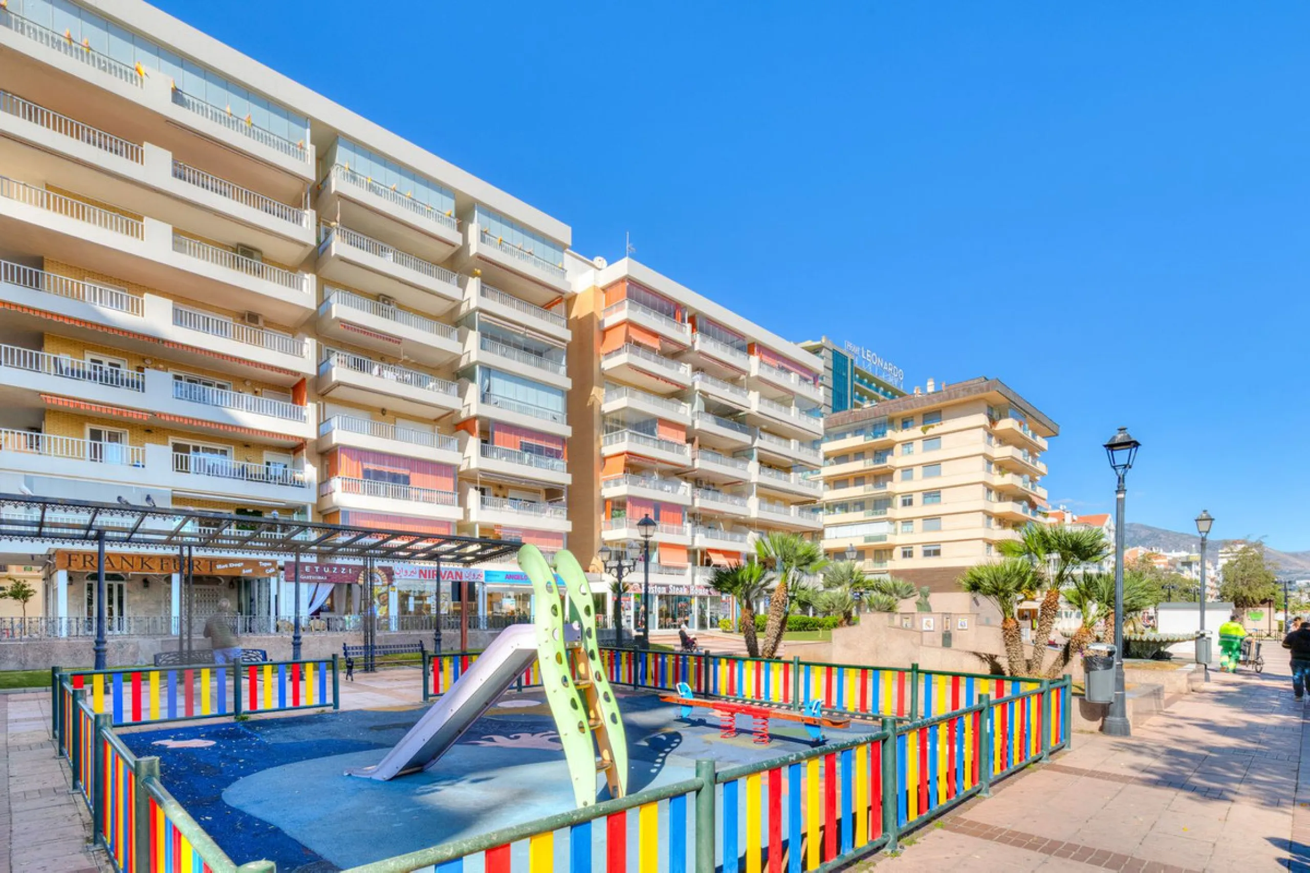 Live in paradise, El Paraiso, is the name of this building on the promenade in Fuengirola. Very central location but still quiet as it is located next to a square and therefore a bit away from the traffic along the promenade.