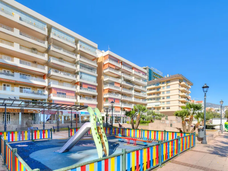 Live in paradise, El Paraiso, is the name of this building on the promenade in Fuengirola. Very central location but still quiet as it is located next to a square and therefore a bit away from the traffic along the promenade.