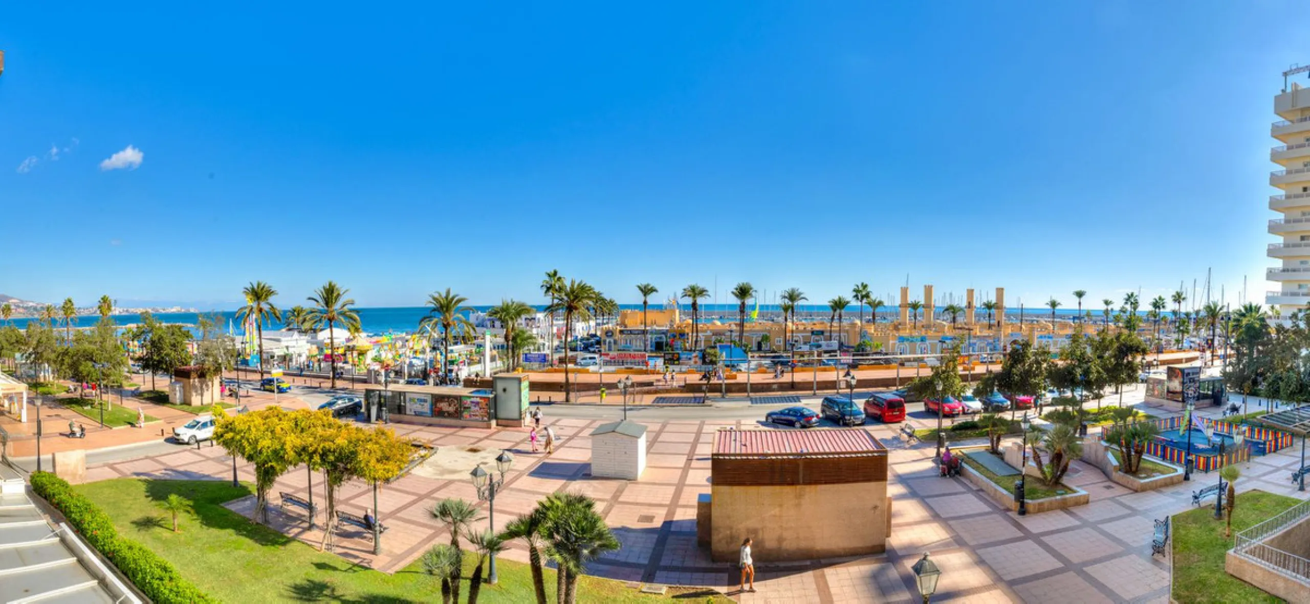 Live in paradise, El Paraiso, is the name of this building on the promenade in Fuengirola. Very central location but still quiet as it is located next to a square and therefore a bit away from the traffic along the promenade.