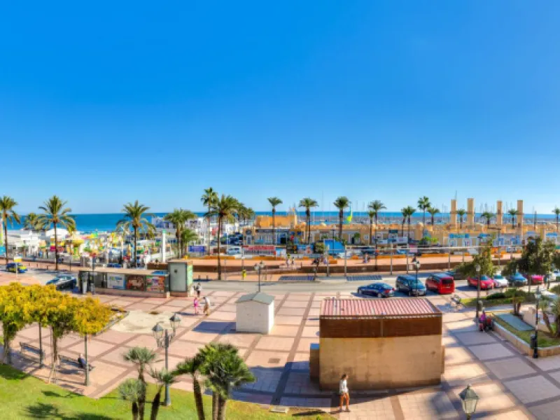 Live in paradise, El Paraiso, is the name of this building on the promenade in Fuengirola. Very central location but still quiet as it is located next to a square and therefore a bit away from the traffic along the promenade.