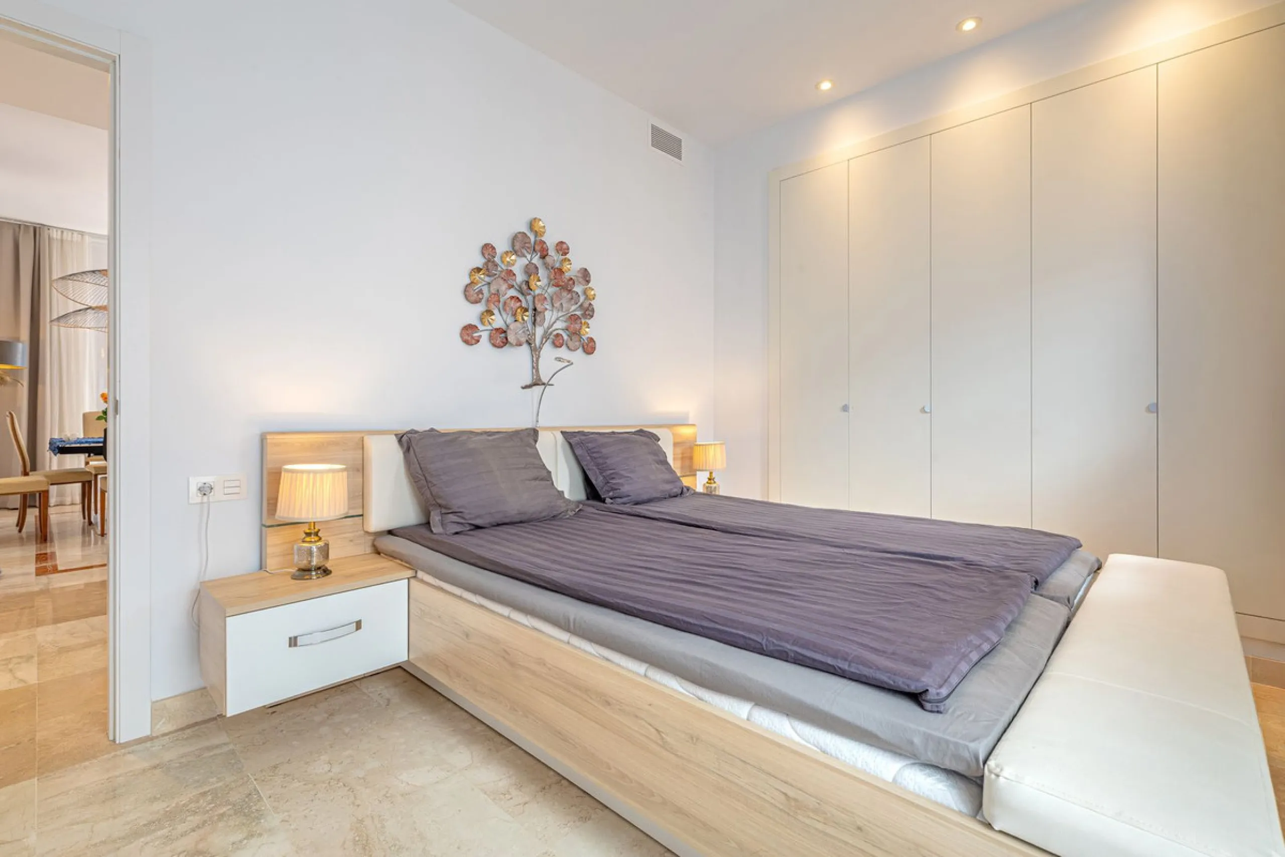 Welcome to this modern and stylish home in the popular Paraiso Pueblo in Benahavís. Here you are greeted by a bright residence with an open-plan layout where the kitchen and living room blend harmoniously together. The kitchen is tastefully designed with 
