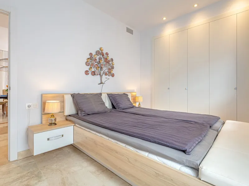 Welcome to this modern and stylish home in the popular Paraiso Pueblo in Benahavís. Here you are greeted by a bright residence with an open-plan layout where the kitchen and living room blend harmoniously together. The kitchen is tastefully designed with 