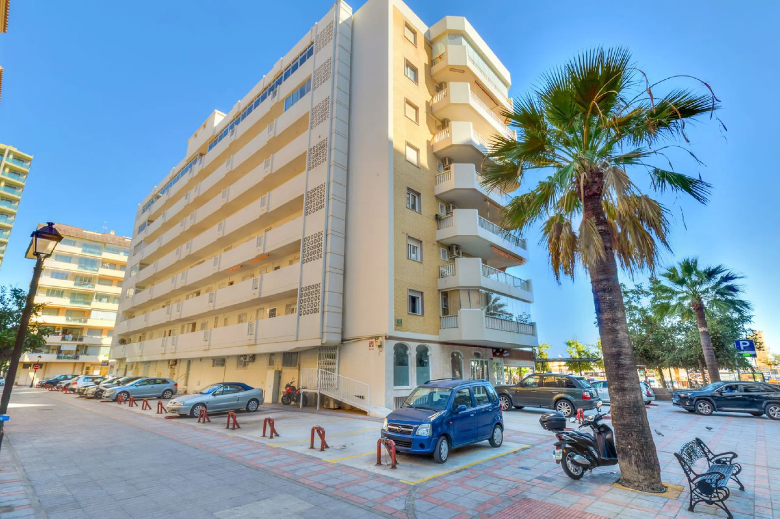 Live in paradise, El Paraiso, is the name of this building on the promenade in Fuengirola. Very central location but still quiet as it is located next to a square and therefore a bit away from the traffic along the promenade.