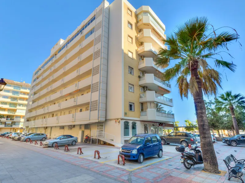 Live in paradise, El Paraiso, is the name of this building on the promenade in Fuengirola. Very central location but still quiet as it is located next to a square and therefore a bit away from the traffic along the promenade.