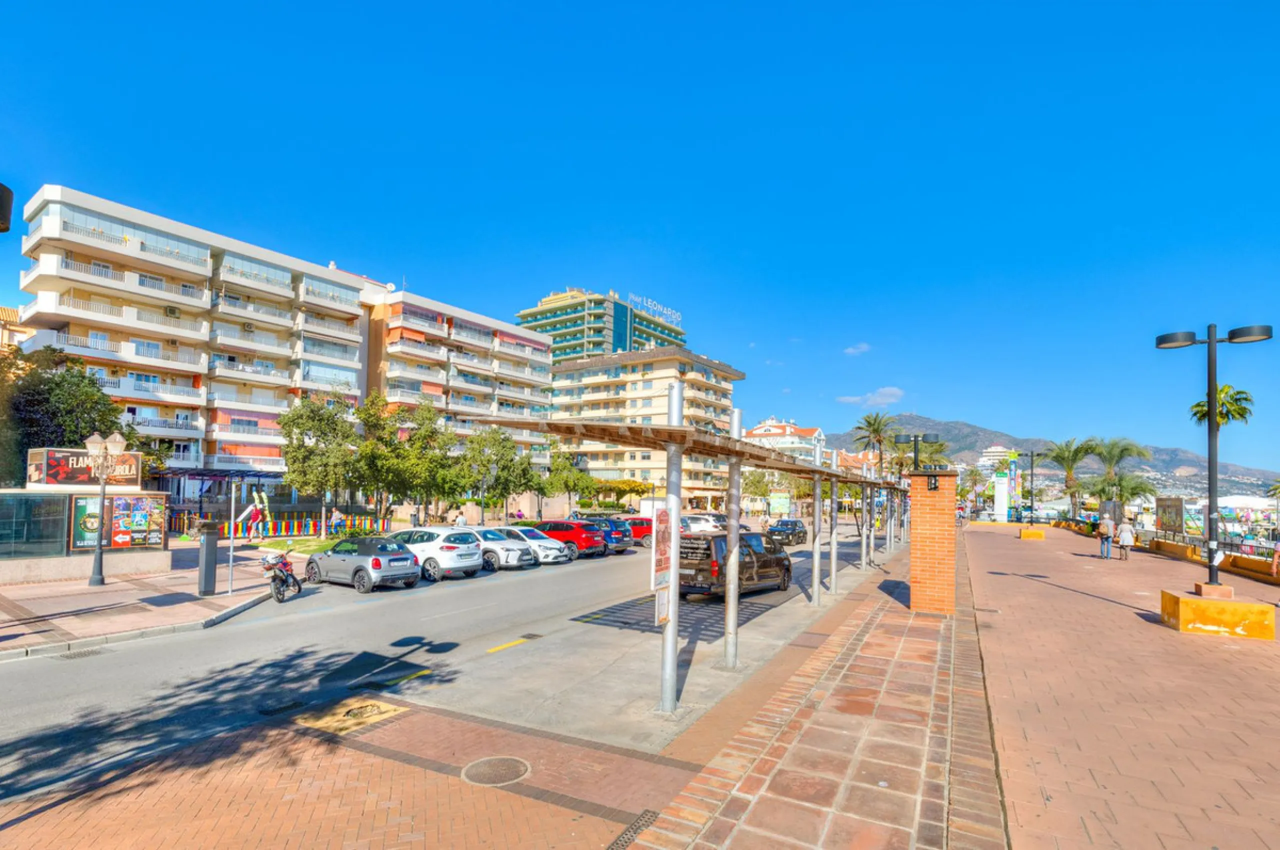 Live in paradise, El Paraiso, is the name of this building on the promenade in Fuengirola. Very central location but still quiet as it is located next to a square and therefore a bit away from the traffic along the promenade.