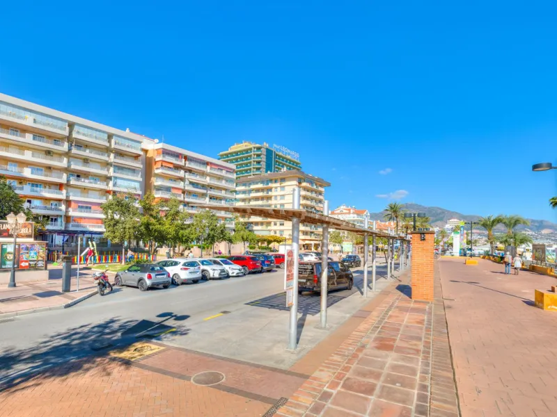 Live in paradise, El Paraiso, is the name of this building on the promenade in Fuengirola. Very central location but still quiet as it is located next to a square and therefore a bit away from the traffic along the promenade.