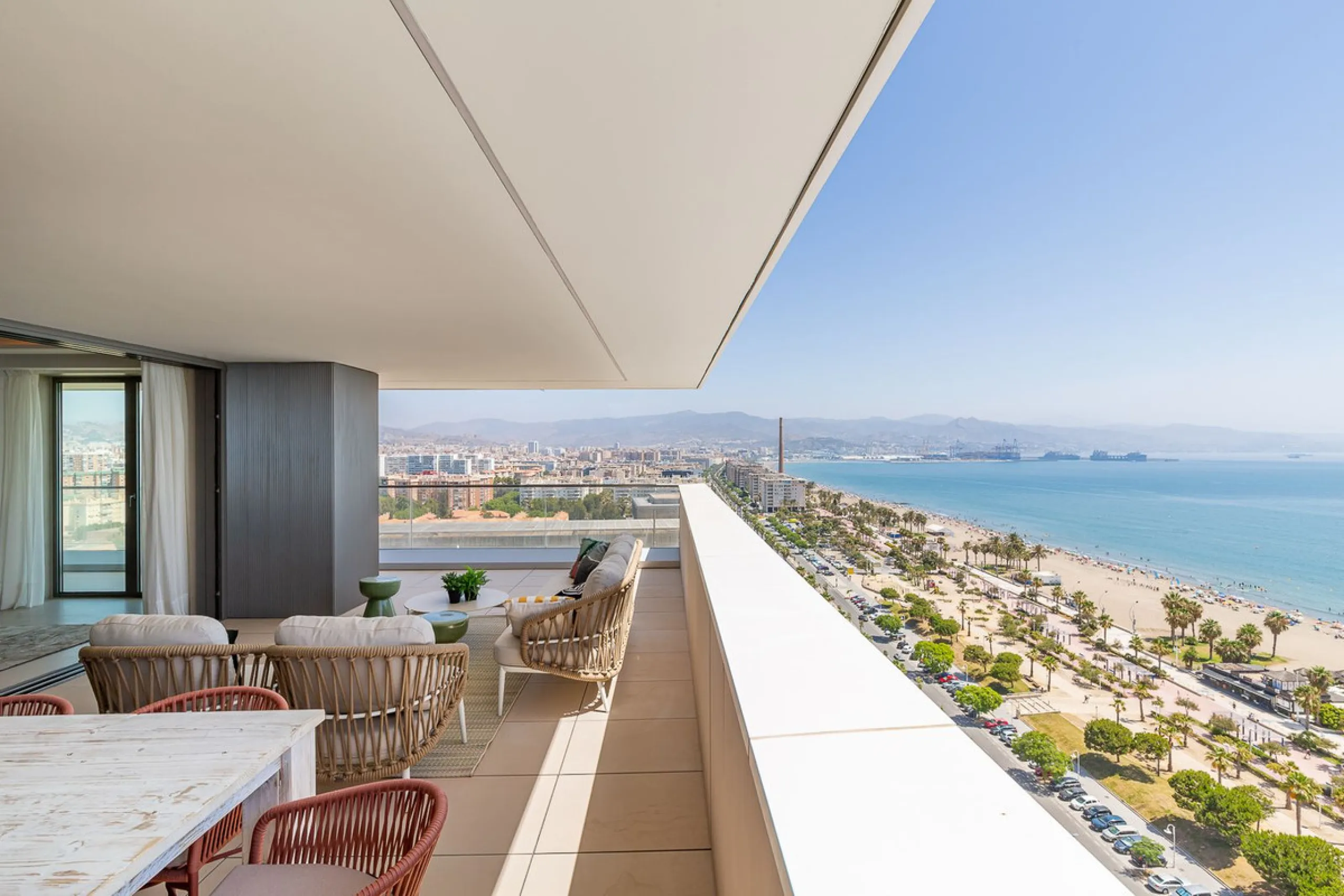 This brand new apartment is located on the 15th floor of the emblematic Málaga Towers, recently finished.