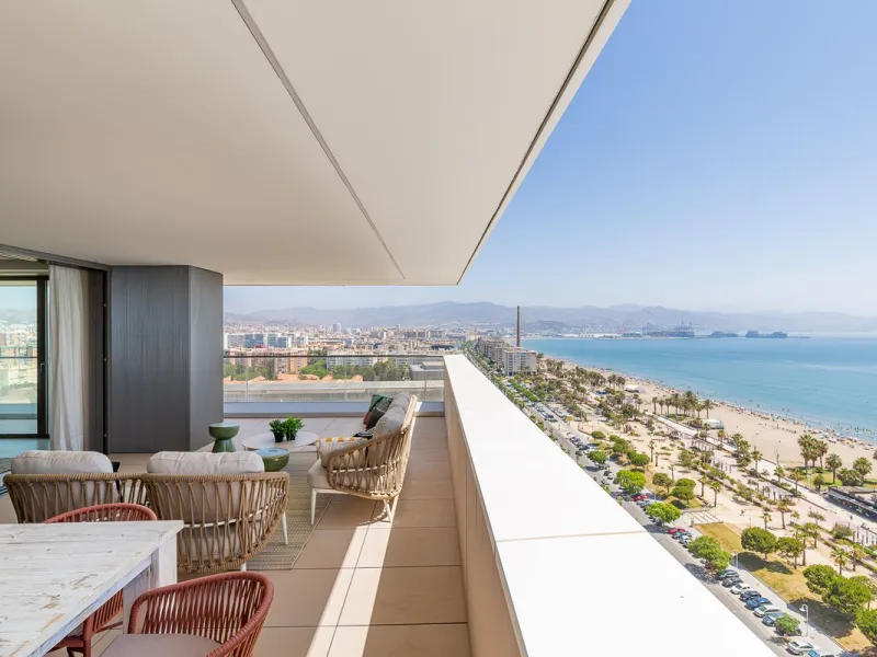 This brand new apartment is located on the 15th floor of the emblematic Málaga Towers, recently finished.