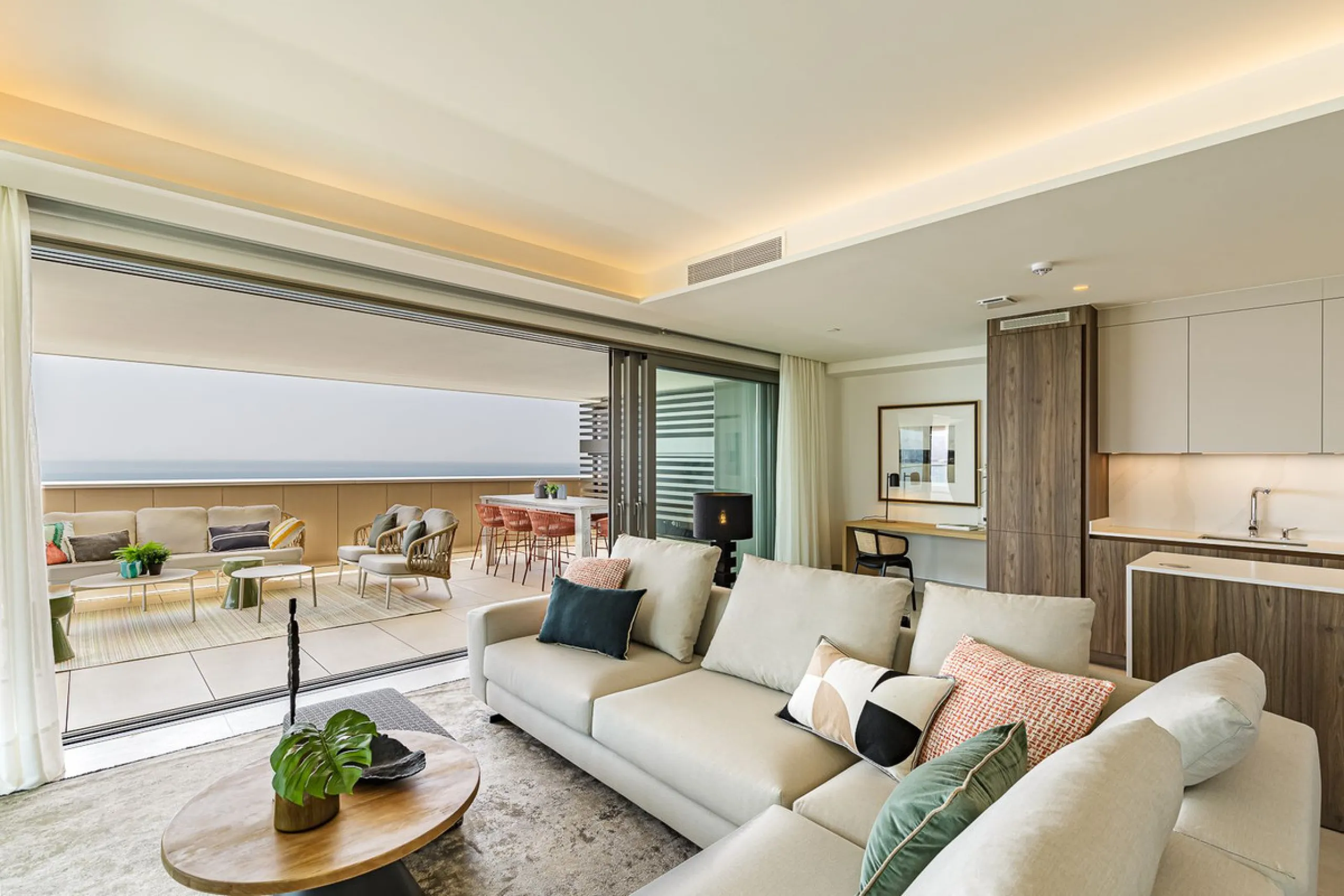 This brand new apartment is located on the 15th floor of the emblematic Málaga Towers, recently finished.