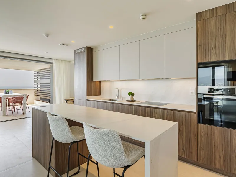 This brand new apartment is located on the 15th floor of the emblematic Málaga Towers, recently finished.
