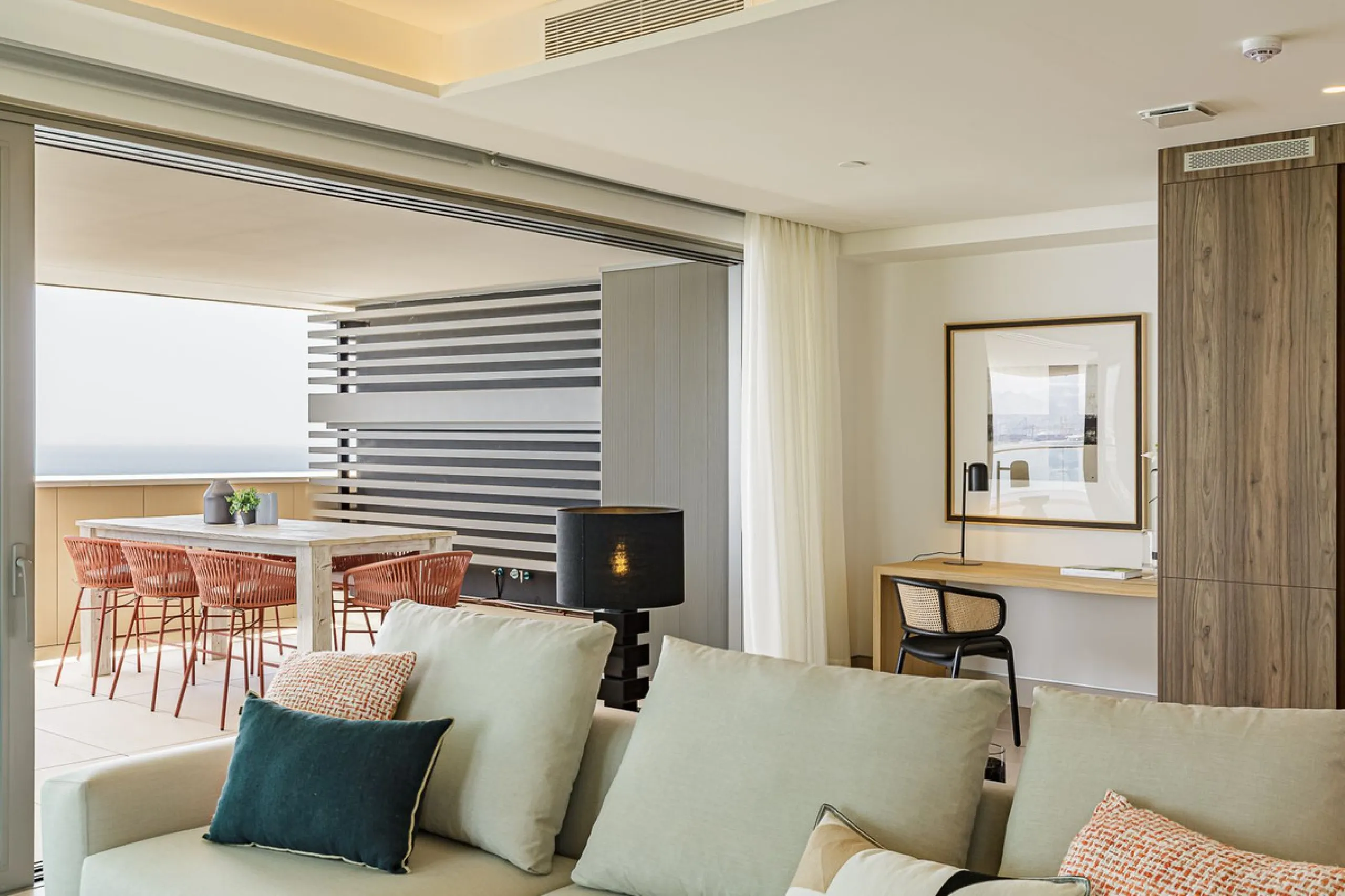 This brand new apartment is located on the 15th floor of the emblematic Málaga Towers, recently finished.