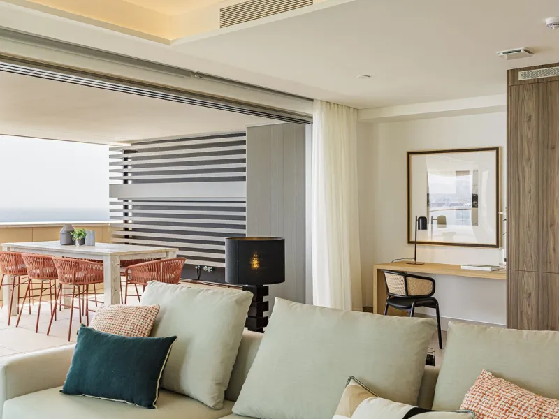 This brand new apartment is located on the 15th floor of the emblematic Málaga Towers, recently finished.