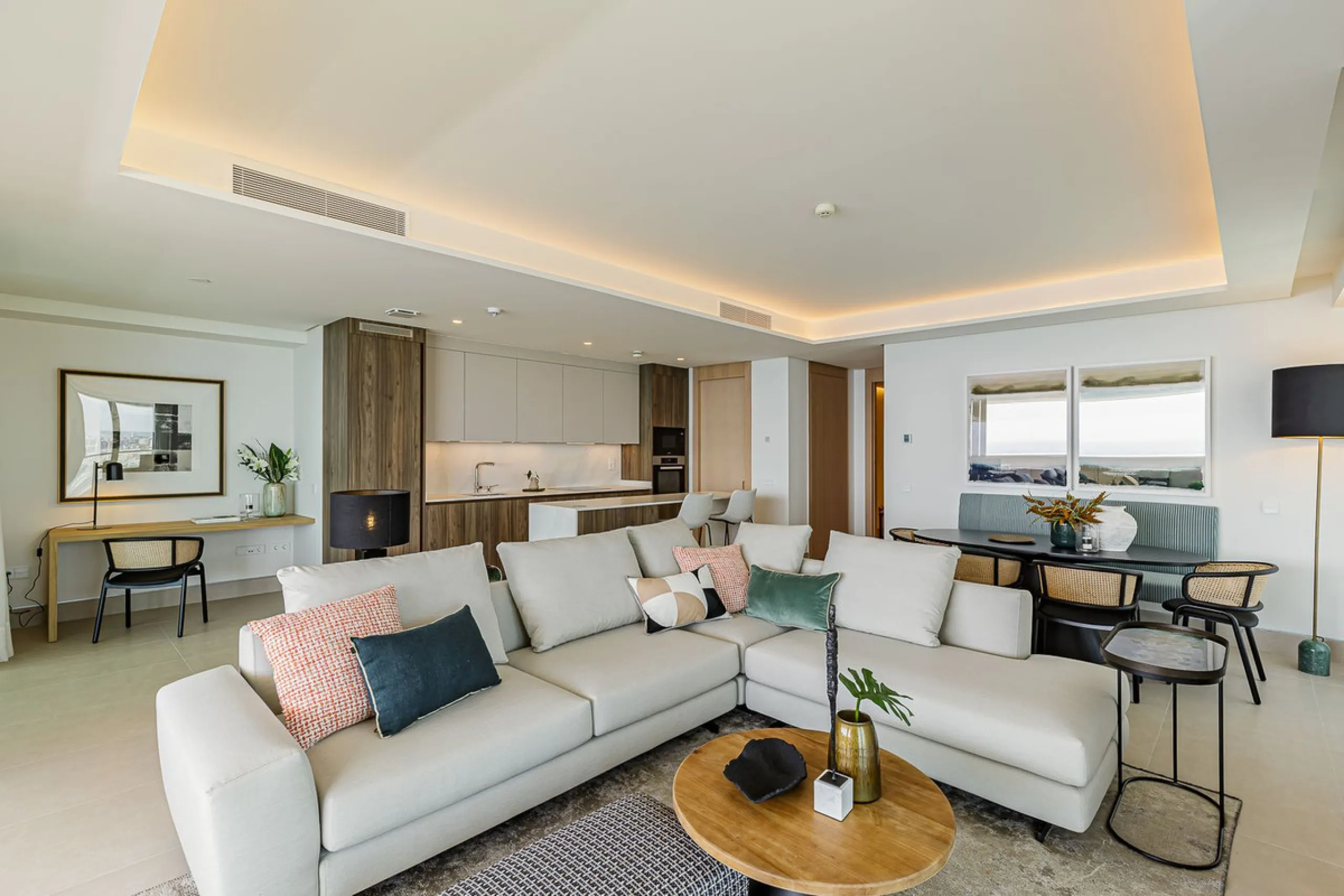 This brand new apartment is located on the 15th floor of the emblematic Málaga Towers, recently finished.
