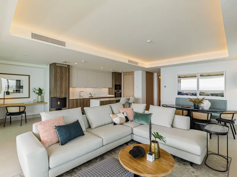 This brand new apartment is located on the 15th floor of the emblematic Málaga Towers, recently finished.